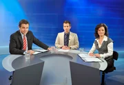 Im Studio bei der entscheidenden Fernsehdiskussion zur Bürgermeisterwahl - von links: Georg Plattner (Stefan Fleming), Moderator (Martin Ganster) und Andrea Plattner (Katharina Stemberger).