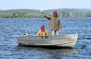 Kisha (Tua El-Fawwal, l.) und David Kampmann (Leon Blaschke, r.) überfallen die Kampmann-Yacht. Kisha (Tua El-Fawwal, l.) und David Kampmann (Leon Blaschke, r.) überfallen die Kampmann-Yacht.