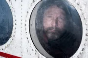 Da der Weg zur n&auml;chsten Station zu weit ist, entscheidet sich Overg&aring;rd (Mads Mikkelsen) auf m&ouml;gliche Hilfe zu warten.