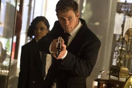 Agent M (Tessa Thompson), Agent H (Chris Hemsworth).