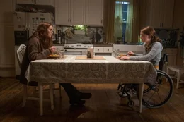 Diane (Sarah Paulson, l.); Chloe (Kiera Allen, r.)