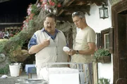 Die Kommissare Hofer (Joseph Hannesschläger) und Sartori (Markus Böker) bei ihren Ermittlungen auf der Sonnleitner-Hütte.