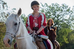 Bibi (Lina Larissa Strahl) auf ihrem Lieblingspferd Sabrina und Tina (Lisa-Marie Koroll) auf Amadeus reiten in neue Abenteuer.