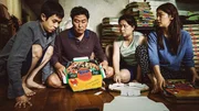 V.li. n. re.: Die vierk&ouml;pfige Familie Kim lebt von Gelegenheitsjobs: Sohn Ki Woo (Choi Woo-shik) mit Vater Ki Taek (Song Kang-ho), Mutter Chung Sook (Chang Hyae-jin) und Schwester Ki Jung (Park So-dam).