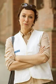 Ursula Strauss (Rolle: OSZE-Wahlbeobachterin Steinkogler). Ursula Strauss (Rolle: OSZE-Wahlbeobachterin Steinkogler).