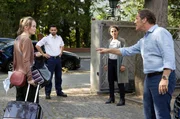 Fahri Celik (Hassan Akkouch, 2.v.l.) und Jasmin Sayed (Sesede Terziyan, 2.v.r.) beobachten, wie Klaus Heppendorf (Max Gertsch, r.) seiner Tochter Sophie Heppendorf (Ada Philine Stappenbeck, l.) droht. Fahri Celik (Hassan Akkouch, 2.v.l.) und Jasmin Sayed (Sesede Terziyan, 2.v.r.) beobachten, wie Klaus Heppendorf (Max Gertsch, r.) seiner Tochter Sophie Heppendorf (Ada Philine Stappenbeck, l.) droht.