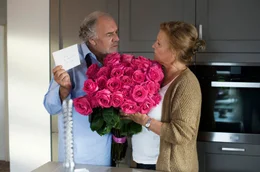 Georg (Christian Kohlund) wundert sich: Wer hat seiner Frau Christine (Suzanne von Borsody) die Rosen geschickt?