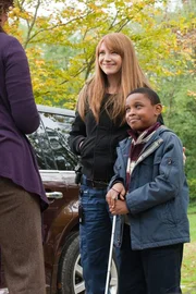 Olivia (Anna Torv, l.) ist tatsächlich im falschen Universum gefangen und versucht, mit der Hilfe des Taxifahrers Henry zu fliehen. Doch vorher hat sie "drüben" erst noch einen Fall zu erledigen. Christopher Broyles (Curtis Harris, r.) kann ihr den entscheidenden Hinweis liefern und bringt sich dadurch selbst in Gefahr ...
