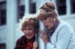 Die beiden Damen Blanche (Dody Goodman, l.) und Miss McGee (Eve Arden, r.) sind entsetzt &uuml;ber das r&uuml;pelhafte Benehmen der Motorrad-Biker ...