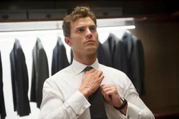 Durch seinen schwierigen Start ins Leben entwickelt Christian Grey (Jamie Dornan) einen sehr speziellen Geschmack. Was verbirgt sich hinter dem eleganten und selbstbewussten Auftreten des Milliard&auml;rs?