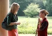 Sophie Haas (Caroline Peters, l.) nutzt die Gunst der Stunde und fragt Frau Harms (Nadja Engel, r.), ob sie nicht bei ihr als Putzfrau arbeiten will. Sophie Haas (Caroline Peters, l.) nutzt die Gunst der Stunde und fragt Frau Harms (Nadja Engel, r.), ob sie nicht bei ihr als Putzfrau arbeiten will.
