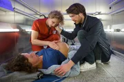 Bei Nicole Fritsch haben die Wehen eingesetzt. Ausgerechnet jetzt bleiben Fiete und Tim Dornheim mit ihr im Fahrstuhl stecken. Bei Nicole Fritsch haben die Wehen eingesetzt. Ausgerechnet jetzt bleiben Fiete und Tim Dornheim mit ihr im Fahrstuhl stecken.