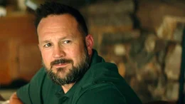 Charles&lsquo; Vater Denis (Louis-Philippe Dandenault), selbst erfolgreicher Unternehmer, steht den beiden Jungs zwar beratend zu Seite, glaubt aber nicht an die &bdquo;Coco Farm&ldquo; und an seinen Sohn. Charles soll lieber mehr f&uuml;r die Schule b&uuml;ffeln.