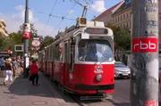 Wien ist eines der beliebtesten Reiseziele der Deutschen. Es gibt viele Gründe, die Stadt an der Donau zu lieben. Prominente Wiener und Wienerinnen erzählen von ihrer Stadt. - Mit der Straßenbahn durch Wien.