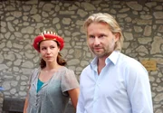 Gitti (Kathleen Fiedler, l.) und Michael (Erich Altenkopf, r.) verstehen sich prächtig.