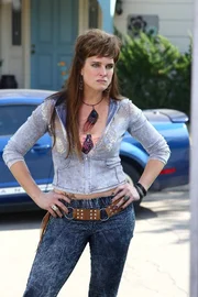 Rita (Brooke Shields) nervt die Hecks mit ihrem Windspiel. Rita (Brooke Shields) nervt die Hecks mit ihrem Windspiel.