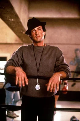 V&ouml;llig verarmt kehrt der ehemalige Boxweltmeister Rocky (Sylvester Stallone) nach Little Italy zur&uuml;ck. Eine neue Chance findet er in dem jungen Boxtalent Tommy ...