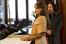 Um ihre Verfolger auf die falsche F&auml;hrte zu locken, verbringt Elise (Angelina Jolie, l.) ihre Zeit mit dem Mann Frank Tupelo (Johnny Depp, r.), der von dem Ganzen Versteckspiel nichts ahnt ...