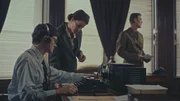 Vera Atkins (Sian Altman) in der F-Sektion mit Funktechniker