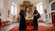 &bdquo;Der Teufelstein&ldquo;: Sagenj&auml;ger Max M&uuml;ller im Gespr&auml;ch mit Pfarrer Peter Prassl.