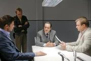 Als die Kommissare Hansen (Igor Jeftic, l.) und Hartl (Michael A. Grimm, r.) sowie Polizist Mohr (Max Müller, 2.v.l.) herausfinden, dass Schneekanonenfabrikant Preissler (Thomas Landl, 2.v.r.) ein durchtriebenes Spiel spielt, nimmt der Fall plötzlich eine neue Wendung. Als die Kommissare Hansen (Igor Jeftic, l.) und Hartl (Michael A. Grimm, r.) sowie Polizist Mohr (Max Müller, 2.v.l.) herausfinden, dass Schneekanonenfabrikant Preissler (Thomas Landl, 2.v.r.) ein durchtriebenes Spiel spielt, nimmt der Fall plötzlich eine neue Wendung.