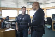 Das Team beginnt die Ermittlungen, nachdem einige tote Seeleute auf See geborgen wurden und am Strand angesp&uuml;lt worden sind: Callen (Chris O'Donnell, l.) und Sam (LL Cool J, r.) ...