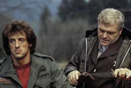 Aus fadenscheinigen Gr&uuml;nden verhaftet Sheriff Teasle (Brian Dennehy, re.) den friedlichen Vietnamveteranen Rambo (Sylvester Stallone, li.), einen ehemaligen Einzelk&auml;mpfer der Green Berets.