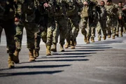 US-amerikanische Soldaten werden am 2. März 2022 nach Deutschland verlegt, um die NATO-Verbündeten zu unterstützen und russische Aggressionen abzuschrecken.