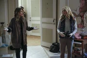 Quinn (Jennifer Esposito, l.) und Bishop (Emily Wickersham, r.) sind geschockt, als sie McGees Apartment im v&ouml;lligen Chaos vorfinden. Was k&ouml;nnte der Dieb gewollt haben und ist McGee nun in ernsthafter Gefahr?