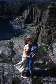 Rebecca (Sophie von Kessel) und Joss (Michael Lesch) haben endlich zueinandergefunden. Doch Joss hütet ein Geheimnis. Rebecca (Sophie von Kessel) und Joss (Michael Lesch) haben endlich zueinandergefunden. Doch Joss hütet ein Geheimnis.