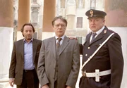Commissario Brunetti (Uwe Kockisch, li.) und Sergente Vianello (Karl Fischer, re.) verhaften Dottore Mauro Trotti (Helmut Berger). Commissario Brunetti (Uwe Kockisch, li.) und Sergente Vianello (Karl Fischer, re.) verhaften Dottore Mauro Trotti (Helmut Berger).