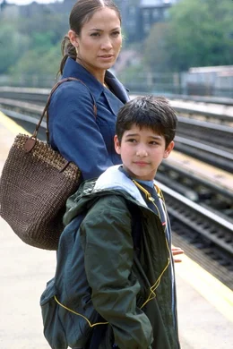 Marisa Ventura (Jennifer Lopez, l.) verdient sich ihren Lebensunterhalt im luxuri&ouml;sen Beresford Hotel. Trotz kleinerer Schwierigkeiten mit Sohn Ty (Tyler Posey, r.) meistert sie ihren Alltag meisterhaft ...