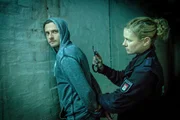 Während Hans einen flüchtigen Drogenkoch verfolgt nimmt Franzi (Rhea Harder-Vennewald) dessen Komplizen (Jörn Schlönvoigt) in Gewahrsam.