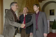 Als Fingerabdrücke von Prof. Heppt (Hubert Mulzer, l.) am Tatort gefunden werden, werden Achtziger (Alexander Duda, m.) und Hansen (Igor Jeftic, r.) misstrauisch. Als Fingerabdrücke von Prof. Heppt (Hubert Mulzer, l.) am Tatort gefunden werden, werden Achtziger (Alexander Duda, m.) und Hansen (Igor Jeftic, r.) misstrauisch.