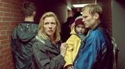 R&uuml;ckblende: Iven (Anton Spieker, re.) versucht der kleinen Wienke (Hanna Frieda Weiss, Mitte) und ihrer Mutter Elke (Franziska Weisz, l.) zu helfen.
