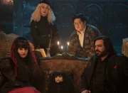 hinten v.l.n.r.) Führerin (Kristen Schaal); Guillermo (Harvey Guillén); (vorne v.l.n.r.) Nadja (Natasia Demetriou); Laszlo (Matt Berry)