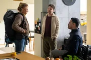 Ina Schulte (Isabell Gerschke) ist aus Jordanien zurück. Da sich während ihrer Abwesenheit anscheinend Mäuse in ihrer Wohnung breitgemacht haben, fragt sie Ilay Demir (Tan Caglar, re.) und Kris Haas (Jascha Rust, mi.), ob sie ein paar Tage auf ihrem Sofa übernachten kann.