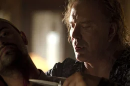 L&auml;sst seine Gegen&uuml;ber nie lange am Leben: Kunstdieb Malik (Mickey Rourke, r.) ...