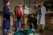 Die SOKOs Katharina Hahn (Bianca Hein, l.), Franz Ainfachnur (Christofer v. Beau, 2.v.l.) und Dr. Weissenböck (Florian Odendahl, 2.v.r.) am Tatort mit Marisa Schuhmann (Marisa Leonie Bach, r.).