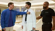 Ein klein wenig genießt es Nice (Patrick Kalupa, l.), Dr. Schmidtke (Maximilian Grill, M.) sein Namensschild abzunehmen und ihn von einem Sicherheitsmann (Jimmy Künicke, r.) aus der Klinik werfen zu lassen. Ein klein wenig genießt es Nice (Patrick Kalupa, l.), Dr. Schmidtke (Maximilian Grill, M.) sein Namensschild abzunehmen und ihn von einem Sicherheitsmann (Jimmy Künicke, r.) aus der Klinik werfen zu lassen.
