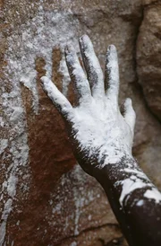 AUSTRALIEN - Ein Aborigine hinterlässt als Teil eines Stammesrituals eine Signatur seiner Hand. Hawk Dreaming, Kakadu National Park, Northern Territory, Australien