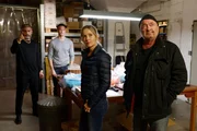 Samir (Neil Malik Abdullah, l.) und Kai Franke (Vladimir Burlakov, 2. v. l.) werden von den Kommissaren Linett Wachow (Stefanie Stappenbeck, M.) und Otto Garber (Florian Martens, r.) nach Frankes Alibi befragt.