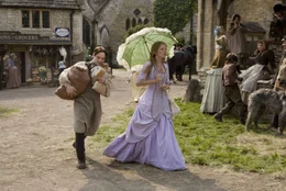 Tristan (Charlie Cox, l.) versucht mit allen Mitteln, die Dorfsch&ouml;nheit Victoria (Sienna Miller, r.) zu beeindrucken. Als die beiden eine Sternschnuppe vom Himmel fallen sehen, verspricht er ihr, den Himmelsk&ouml;rper zu finden.