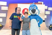 Kamerakind Philip (M.) hatte viel Spaß dabei, das Aufzeichnungsteam von "1, 2 oder 3" zu unterstützen. Elton (l.) und Piet Flosse (r.) freuen sich mit ihm. Kamerakind Philip (M.) hatte viel Spaß dabei, das Aufzeichnungsteam von "1, 2 oder 3" zu unterstützen. Elton (l.) und Piet Flosse (r.) freuen sich mit ihm.