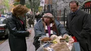 Detective Olivia Benson (Mariska Hargitay, l.) und Detective Elliot Stabler (Christopher Meloni, r.) ermitteln im Mordfall eines Gangmitglieds. Kann die Obdachlose Betty (Marilyn Dobrin) bei der Suche nach dem Täter helfen?