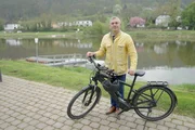 Wladimir Kaminer auf Fahrradtour entlang der Deutschen Märchenstraße – hier an der Weser.