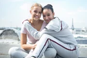 Lena (Jessica Lord, l.) und Ines (Eubha Akilade , r.) sind beste Freundinnen.