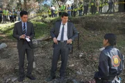 Als in einem Bach die Leiche eines Mädchens gefunden wird, erhoffen sich Aubrey (John Boyd, l.) und Booth (David Boreanaz) von Cam (Tamara Taylor) erste Hinweise zu den näheren Todesumständen. Als in einem Bach die Leiche eines Mädchens gefunden wird, erhoffen sich Aubrey (John Boyd, l.) und Booth (David Boreanaz) von Cam (Tamara Taylor) erste Hinweise zu den näheren Todesumständen.