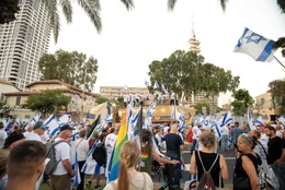 W&auml;hrend der Dreharbeiten in Tel Aviv gehen wieder tausende Menschen auf die Stra&szlig;e, um gegen die umstrittene Justizreform zu demonstrieren. Auch wegen anderen politischen Entscheidungen steht Israels Regierung immer wieder in der Kritik, wie der Siedlungspolitik. Aber wo h&ouml;rt Israel-Kritik auf und f&auml;ngt Antisemitismus an?