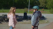 Sigrid (Maria Ross) und Nico (Mikkel Brennhovd) üben Skaten, als plötzlich Nicos Vater anruft und Nico nach Hause eilt.